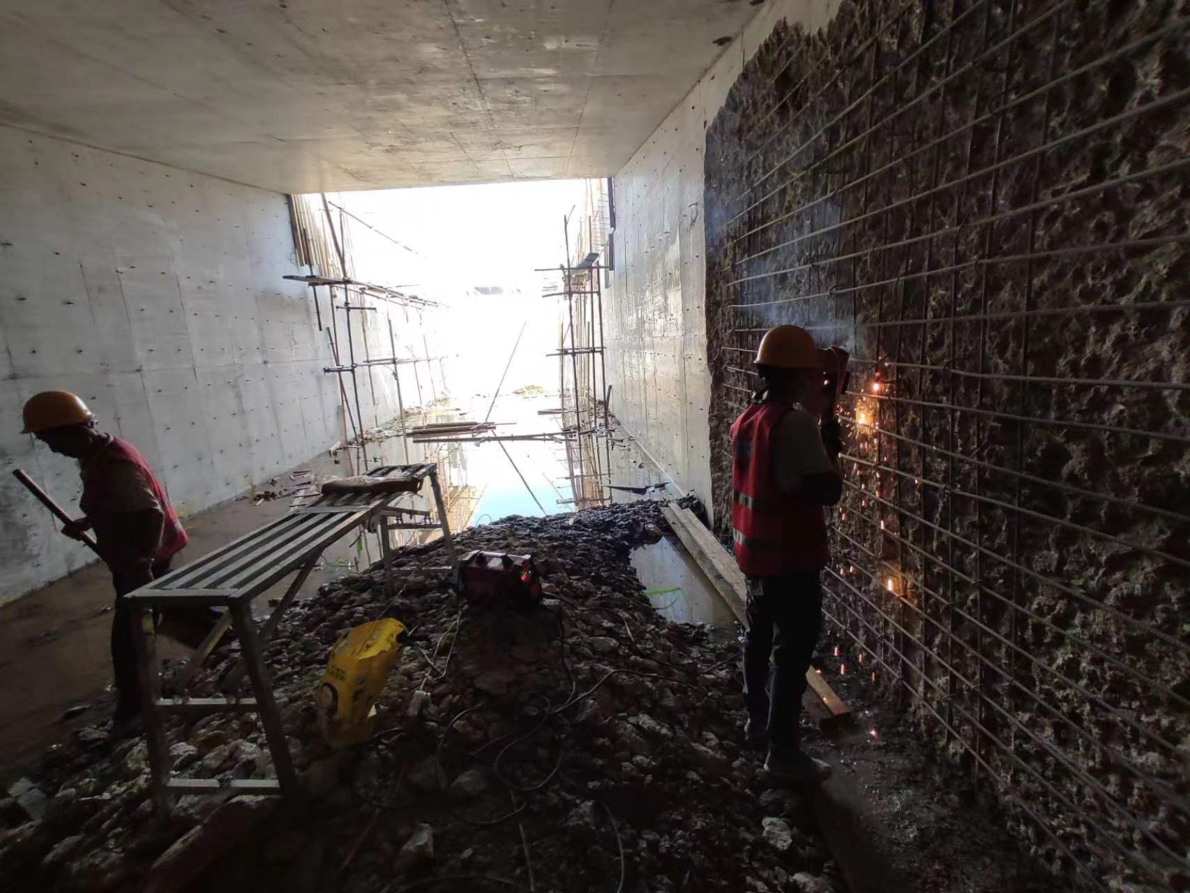 吴川挖断承重墙导致楼体开裂，加固施工方案出炉